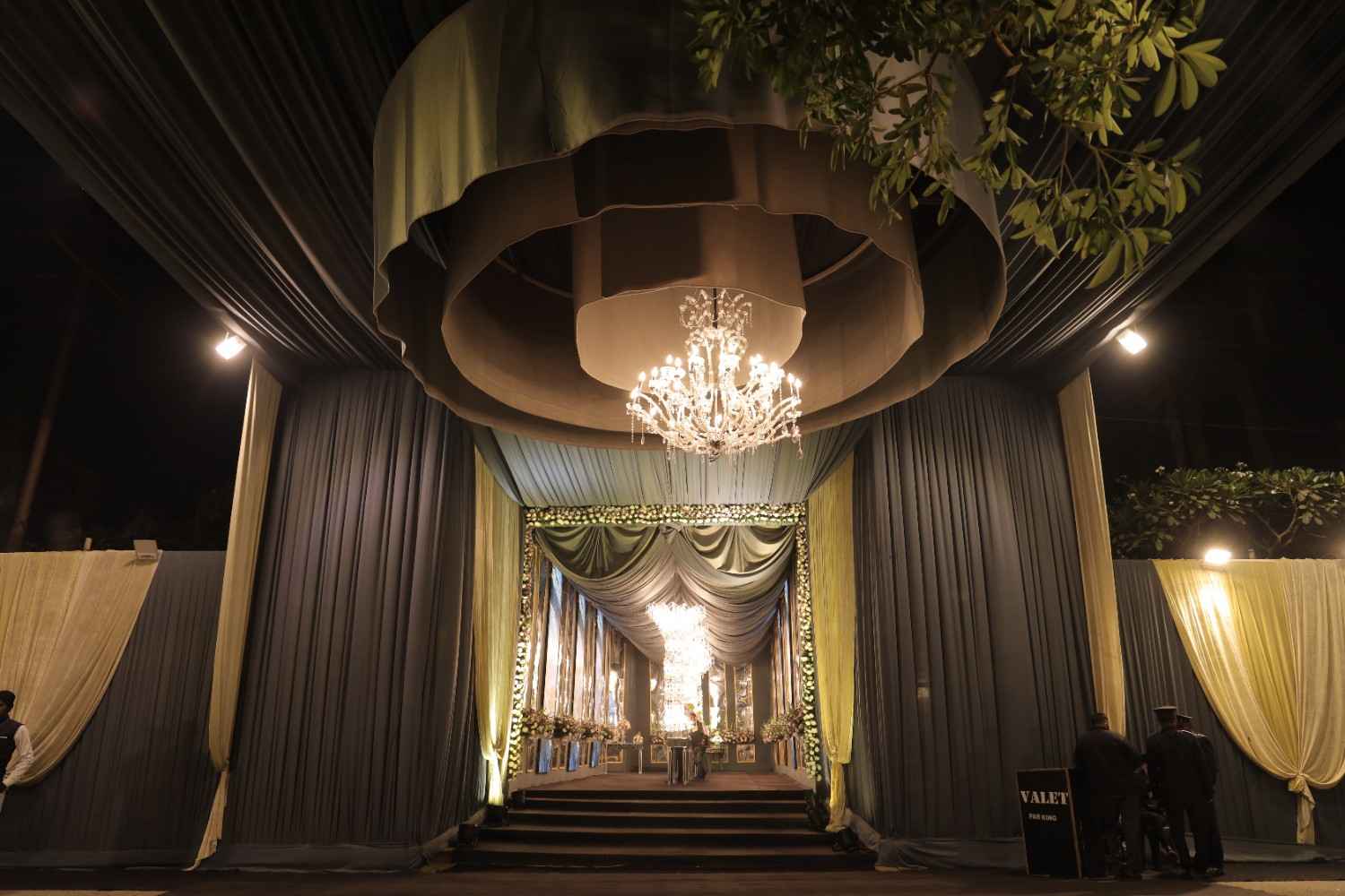 Hotel Holiday Regency Entrance